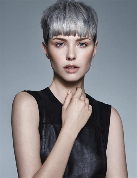 Coupe courte sur cheveux gris : 30 coiffures tendances en 2024